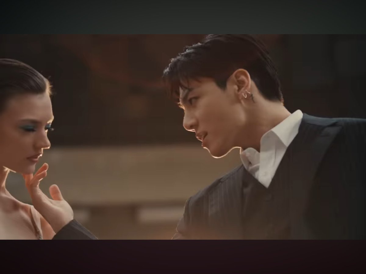 michmoe85's tweet photo. Why did I never notice the way JK looked at her.. like damn! He looks like he wants to bite her lip.🫦 https://t.co/0qQ4bXn2Rf
