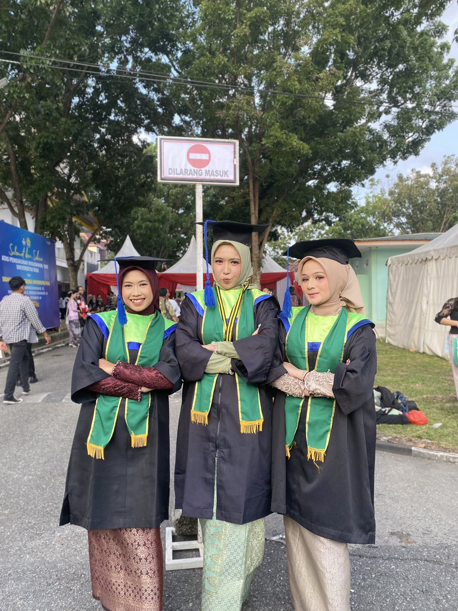putrisept11's tweet photo. met wisuda mput https://t.co/ahJlI2BidK