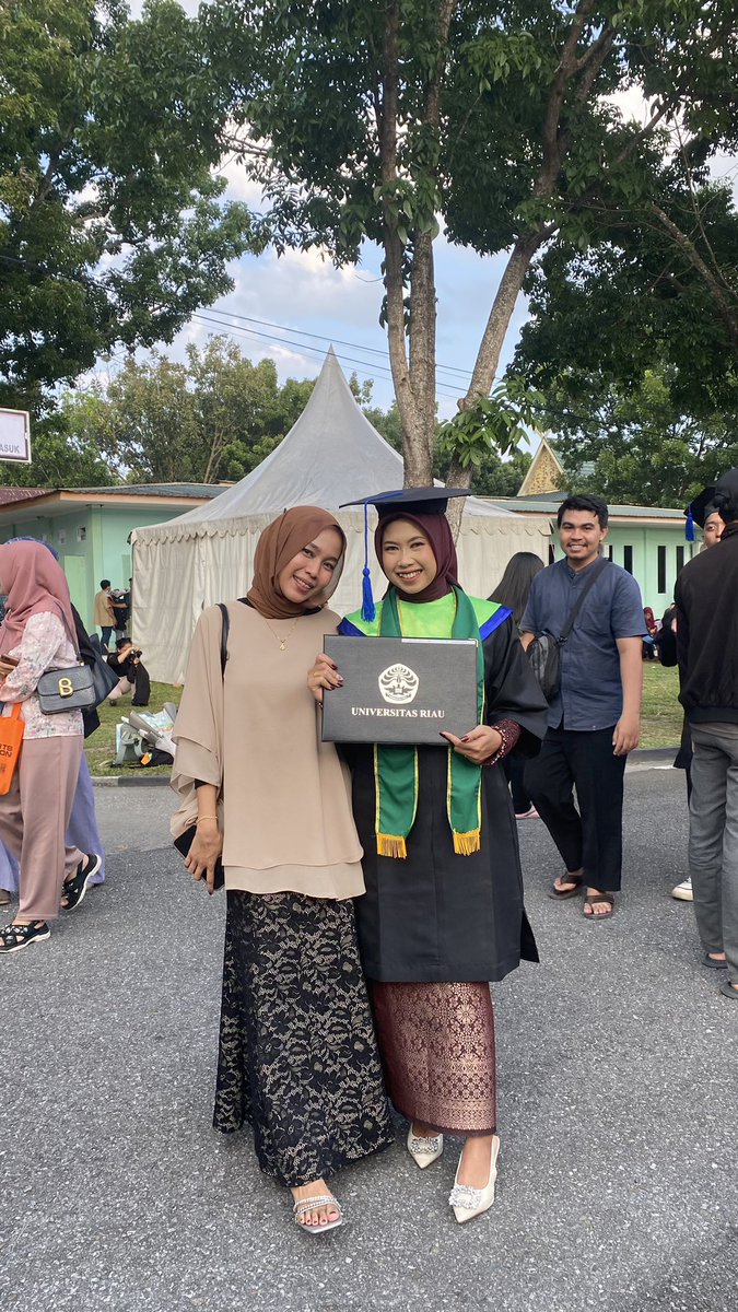 putrisept11's tweet photo. met wisuda mput https://t.co/ahJlI2BidK