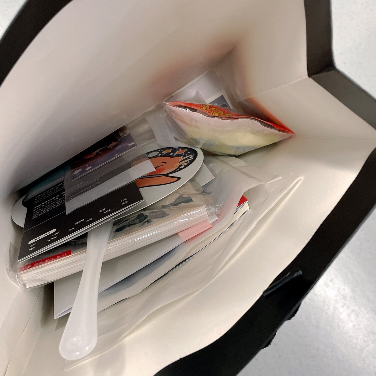 사소한 구석구석까지 너무 잘 꾸며주시고, 이벤트도 많아서 즐거운 행사였어용🥺💖
특히 무한한 애정을 기반으로, 자발적으로 생산하려는 사람들 틈에서 긍정적인 에너지만 가득 채울 수 있는 하루라니… 너무 좋았다🍀
#평행우주_원찬생각중
#universe_love