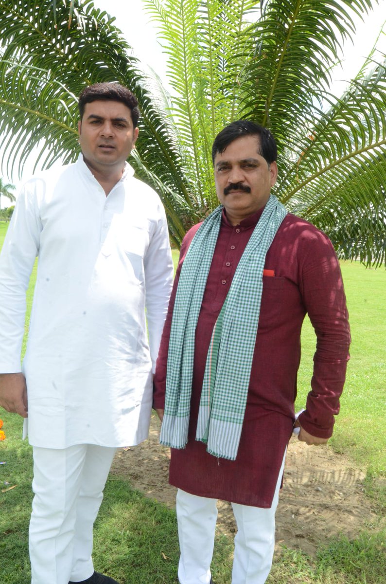 SirManojYadav's tweet photo. A socialist with a socialist at Janeshwar Mishra Park Lucknow 
@Manoj_Yadav_ &amp; @SirManojYadav https://t.co/wrb92HRXPl