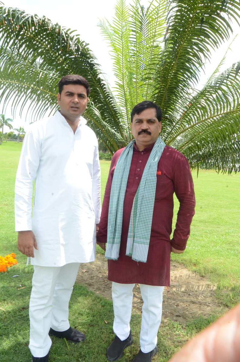 SirManojYadav's tweet photo. A socialist with a socialist at Janeshwar Mishra Park Lucknow 
@Manoj_Yadav_ &amp; @SirManojYadav https://t.co/wrb92HRXPl
