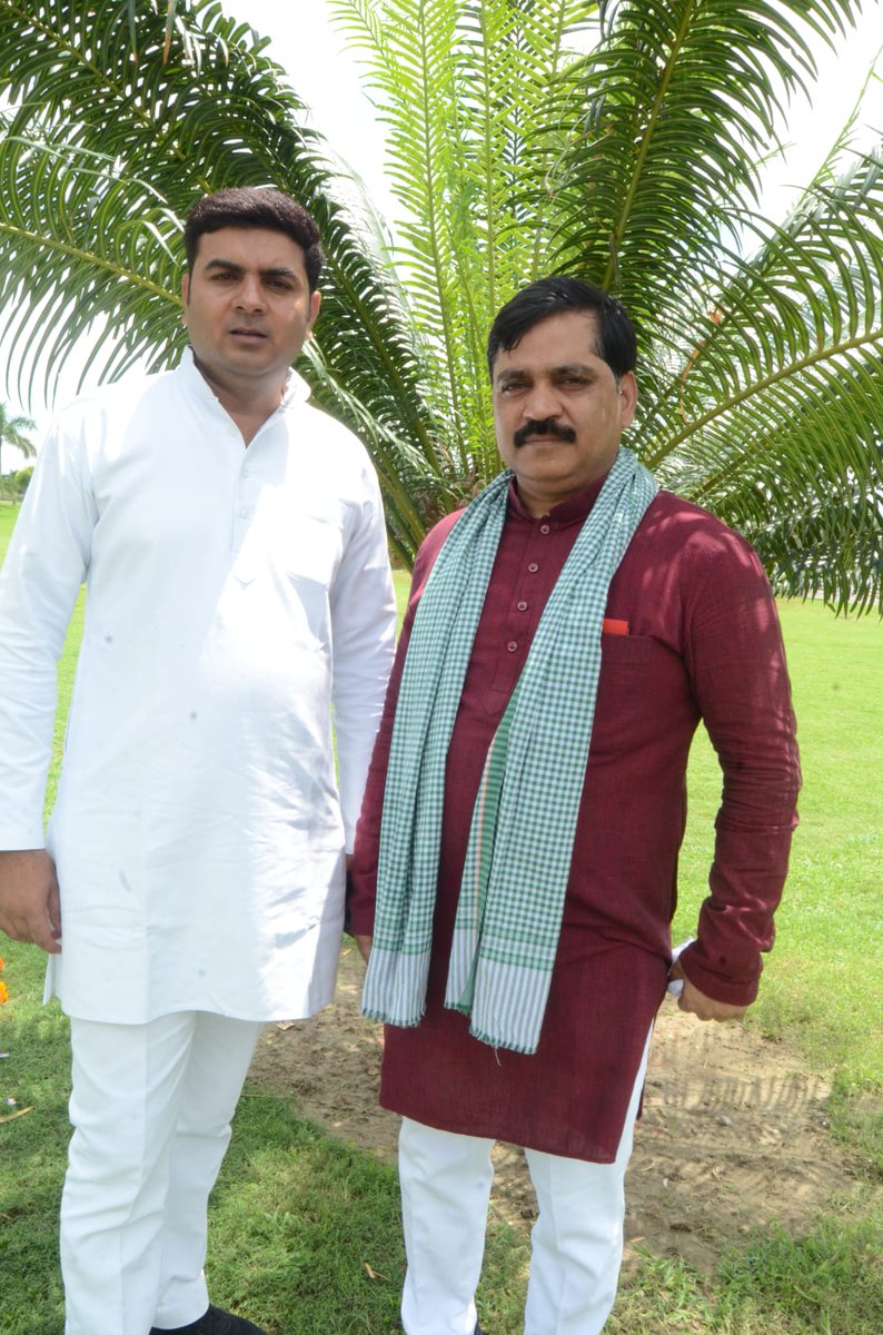SirManojYadav's tweet photo. A socialist with a socialist at Janeshwar Mishra Park Lucknow 
@Manoj_Yadav_ &amp; @SirManojYadav https://t.co/wrb92HRXPl