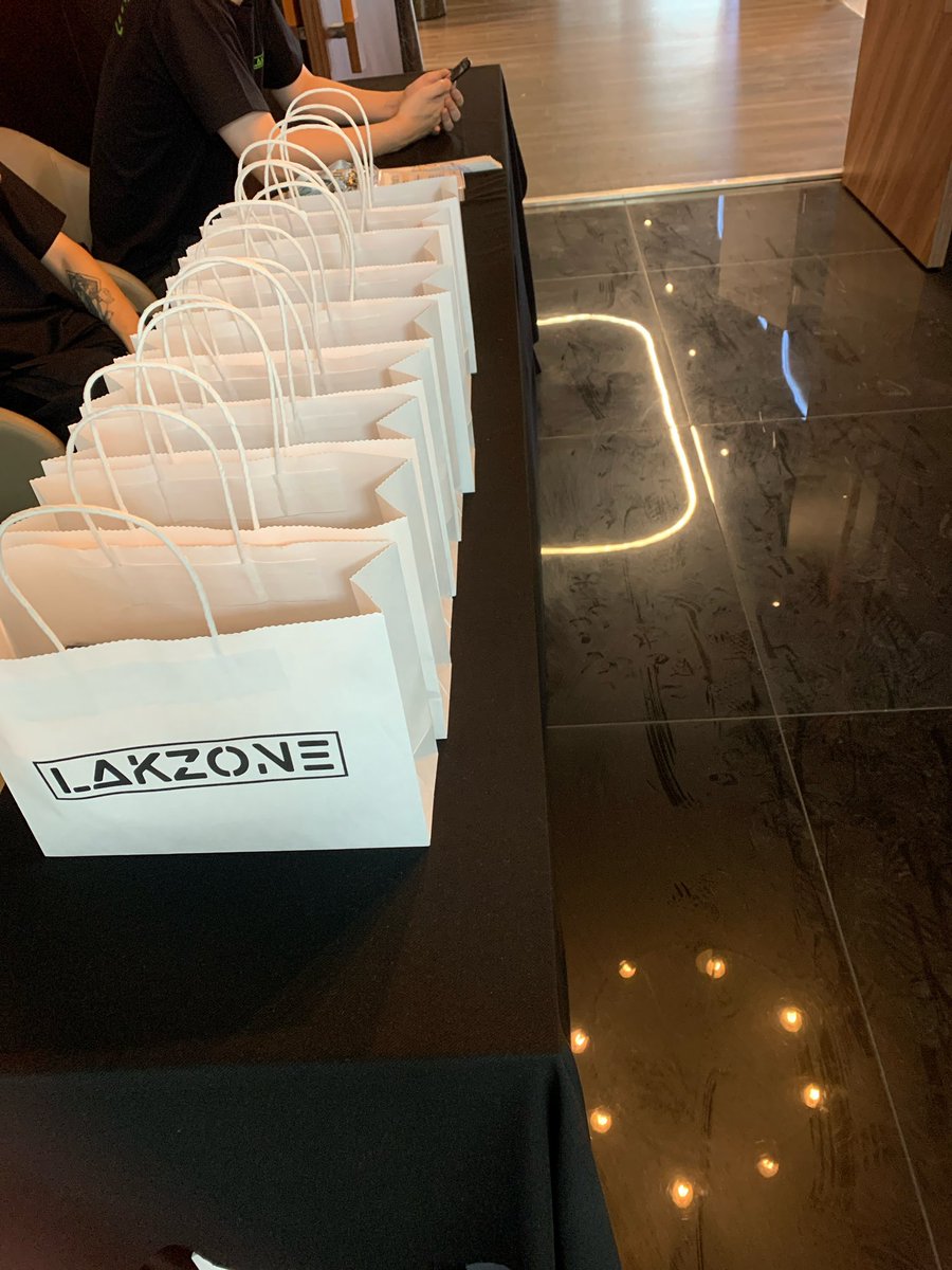 _Thufuong_'s tweet image. I&apos;m so happy to meet Lex at this meetup🔥🔥🔥 

WHAT&apos;S POPPINNNN 💥💥💥 

LOVE LAKZONE LOVE WEBUMP LOVE SEI 🔴💨 

#Lakzone #Webump #sei #Whatpoppin