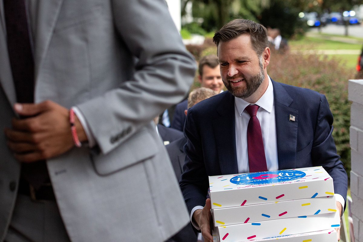 Samuel_W_Thomas's tweet photo. Vice presidential candidate Sen. JD Vance brings boxes of donuts to a campaign office on a stop in Valdosta, Ga. on Aug. 22, 2024. Captured on assignment for @WCTV https://t.co/w8dEqsflmI