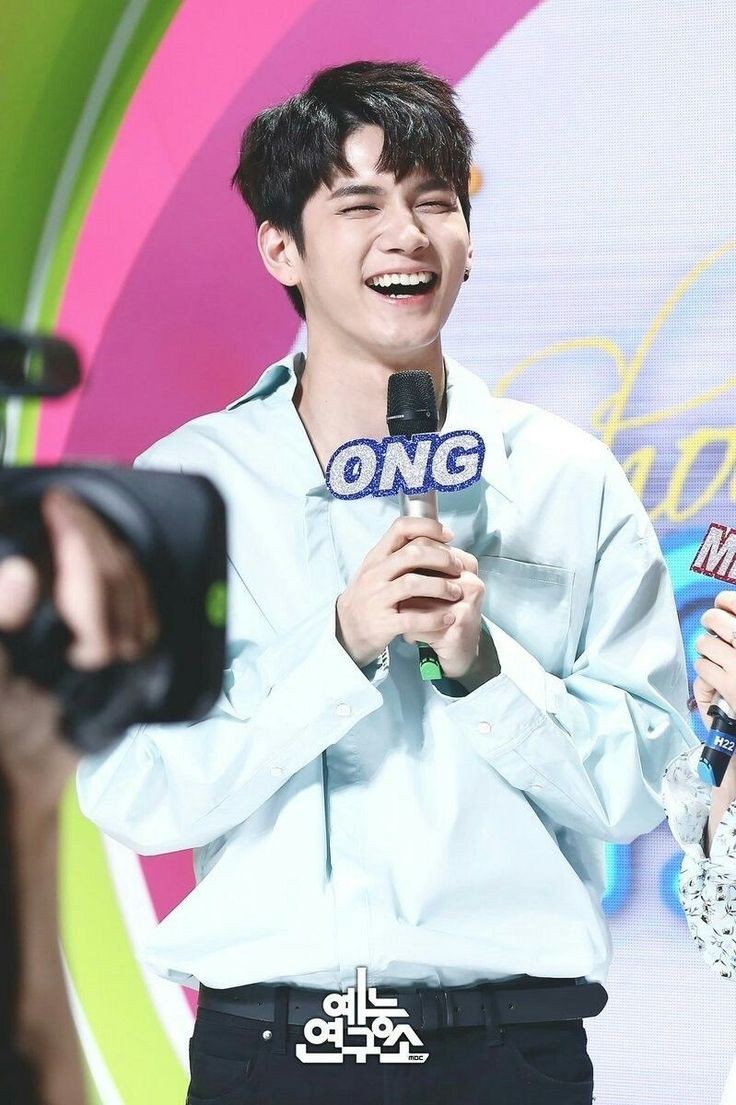 @hyeriev Iya betul, mari kita sambut Apink yang akan membawakan lagu Mr Chu! Tepuk tangan yang meriah dong! /tepuk tangan, turun panggung bersama Hyeri/ #Summer17thParty
( x.com/APINKEUSQ/stat… )