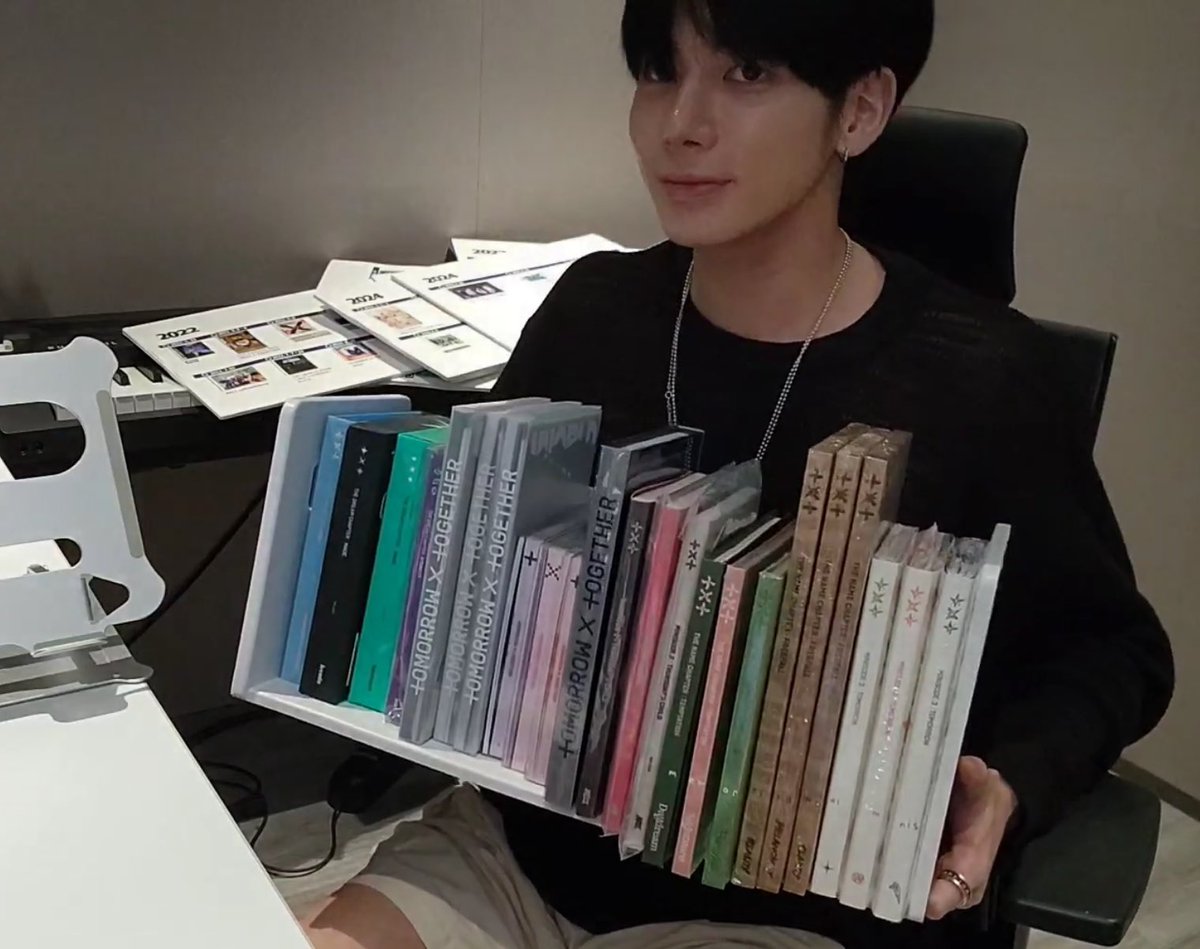 CatyBEOM_bld's tweet image. me estas diciendo que kang taehyun organizo un live para contarle a las baby moas la HISTORIA de TOMORROW X TOGETHER 😭😭