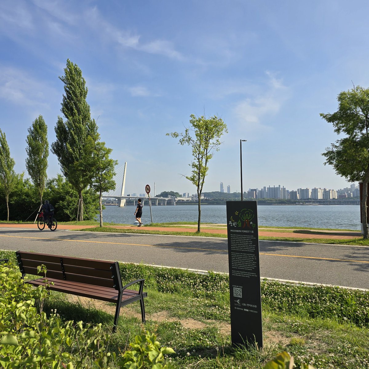 빈이숲이랑 가까운 곳이 아니라
빈이숲이었음..
나무 모양이랑 표지판 다 같네...
#문빈숲