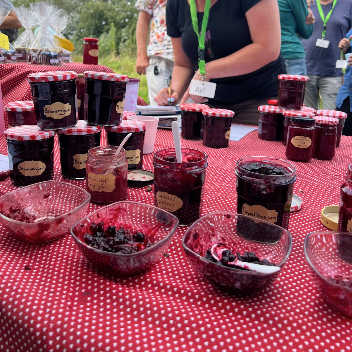 GroenLinks Provincie Utrecht (@groenlinkspu) on Twitter photo Vandaag was het open dag bij veel voedselbossen in de provincie Utrecht.
Fractievoorzitter <a href="/MarjoleinGL/">Marjolein van Elteren</a> ging langs bij Voedselbos Leusden, waar o.a. noten en fruit verbouwd worden.
Een mooi voorbeeld van het samenwerken van landbouw met natuur! Hieronder een kleine impressie 👇 Vandaag was het open dag bij veel voedselbossen in de provincie Utrecht.
Fractievoorzitter <a href="/MarjoleinGL/">Marjolein van Elteren</a> ging langs bij Voedselbos Leusden, waar o.a. noten en fruit verbouwd worden.
Een mooi voorbeeld van het samenwerken van landbouw met natuur! Hieronder een kleine impressie 👇
