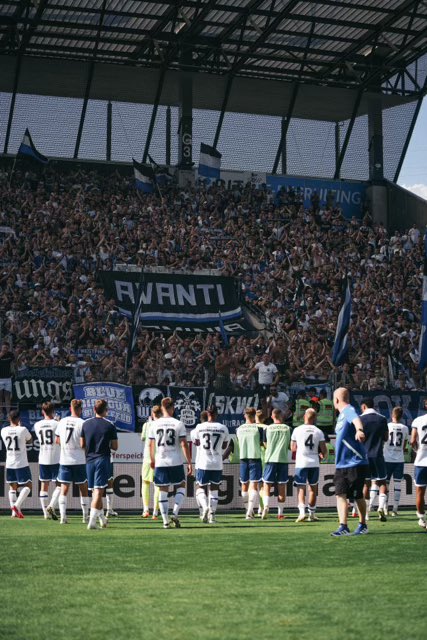 arminia's tweet photo. Vielen Dank für die grandiose Unterstützung heute 👏
Kommt gut nach Hause!
#RWEDSC #immerdabei https://t.co/c3hd6kUXSP