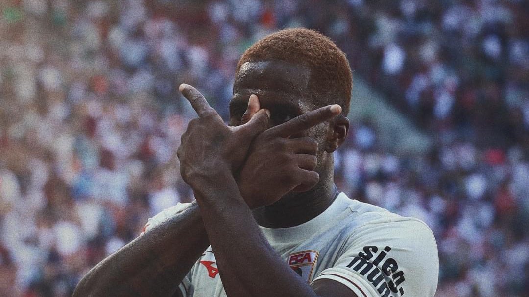 EmeryKabongoM's tweet photo. ⚽️🇨🇩🇩🇪 Bundesliga J1 : Samuel Essende ouvre déjà son compteur pour son premier match dans le championnat allemand. Augsburg mène 2-1 à la pause face au Werder, le Léopard a marqué le 2e but de son équipe. La machine est lancée ! « Essende buka ye na nko Essendeeeeee » https://t.co/uF7nLDngXd