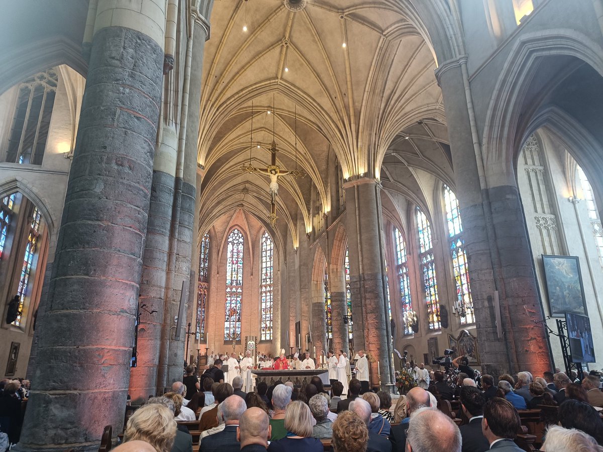 Roermond heeft een nieuwe bisschop! Mgr. van den Hout hield ons voor om ánders te kijken en zo de kerk te versterken. Eervol om de prachtige eucharistieviering bij te mogen wonen namens <a href="/KatholiekNetwer/">VKMO - Katholiek Netwerk</a> en <a href="/VerusNL/">Verus</a>. Ad multos annos voor de nieuwe herder van het <a href="/BisdomRoermond/">Bisdom Roermond</a>!