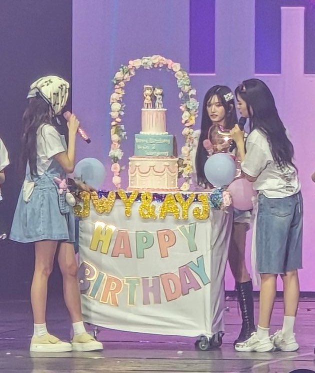 ivepics_'s tweet photo. special birthday event prepared by indonesian dives for annyeongz 💗 https://t.co/6B9thEMaiL