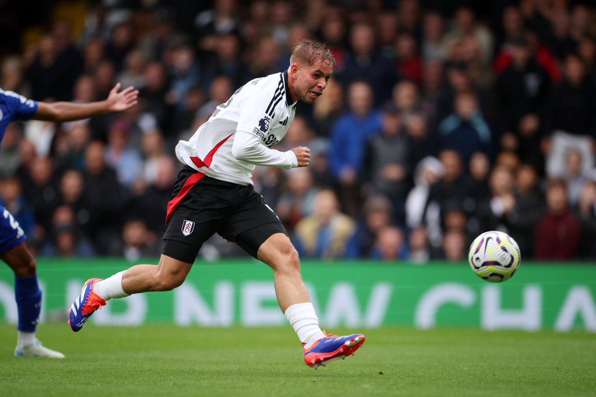 premierleague's tweet photo. It's a first @FulhamFC goal for Emile Smith Rowe!

The new signing slots home beautifully from an Adama Traore through-ball to give the home side the lead ⚽️

#TheKickOff | #FULLEI https://t.co/zq6BuUA3lA