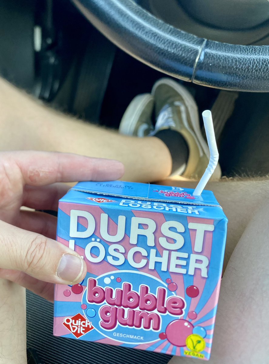 PeppoRosso's tweet photo. Rot weiß Essen - was gutes trinken und vergessen.
🍬🥤
#RWEDSC https://t.co/FifHYxQSM7