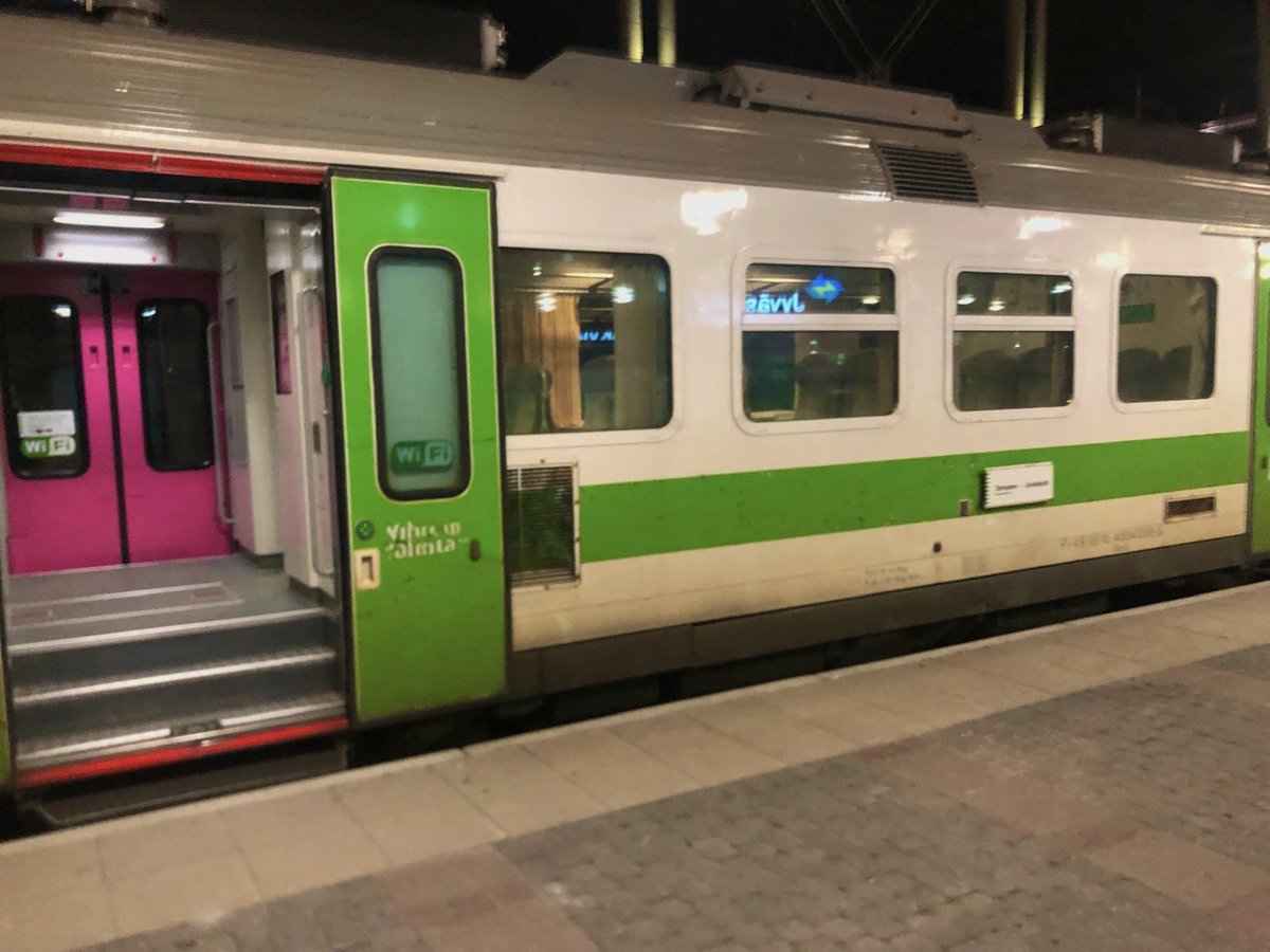 Valittiin juna vs bussi ajatuksella, että juna olisi mukavempi. No ei ollut, oli ällöttävin junamatka ikinä. Juna myöhässä, kaikki paikat &amp; penkit super-likaisia &amp; rikkinäisiä, ja tämän junan sisäilmasta olisi herkempi kuukahtanut moneen kertaan matkan aikana. <a href="/VRmatkalla/">VR Matkalla</a>