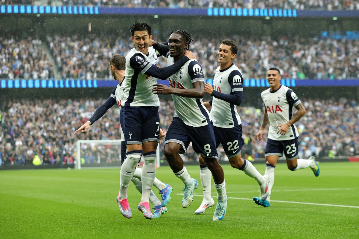 premierleague's tweet photo. Spurs are PURRING! 

An Yves Bissouma rocket is quickly followed up by an opportunistic finish from Son after a blunder by Jordan Pickford 🚀😁

#TheKickOff | #TOTEVE https://t.co/NzT2PomtIH