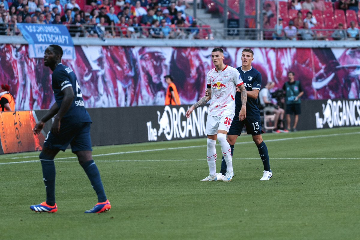 VfLBochum1848eV's tweet image. ⏰ 46‘: Die zweite Hälfte läuft! ⚽️🔥 Belohnt euch für den starken Auftritt, Männer! 💙🤍

➡️ vfl-bochum.de/de/matchcenter…

#meinVfL #RBLBOC (0:0)