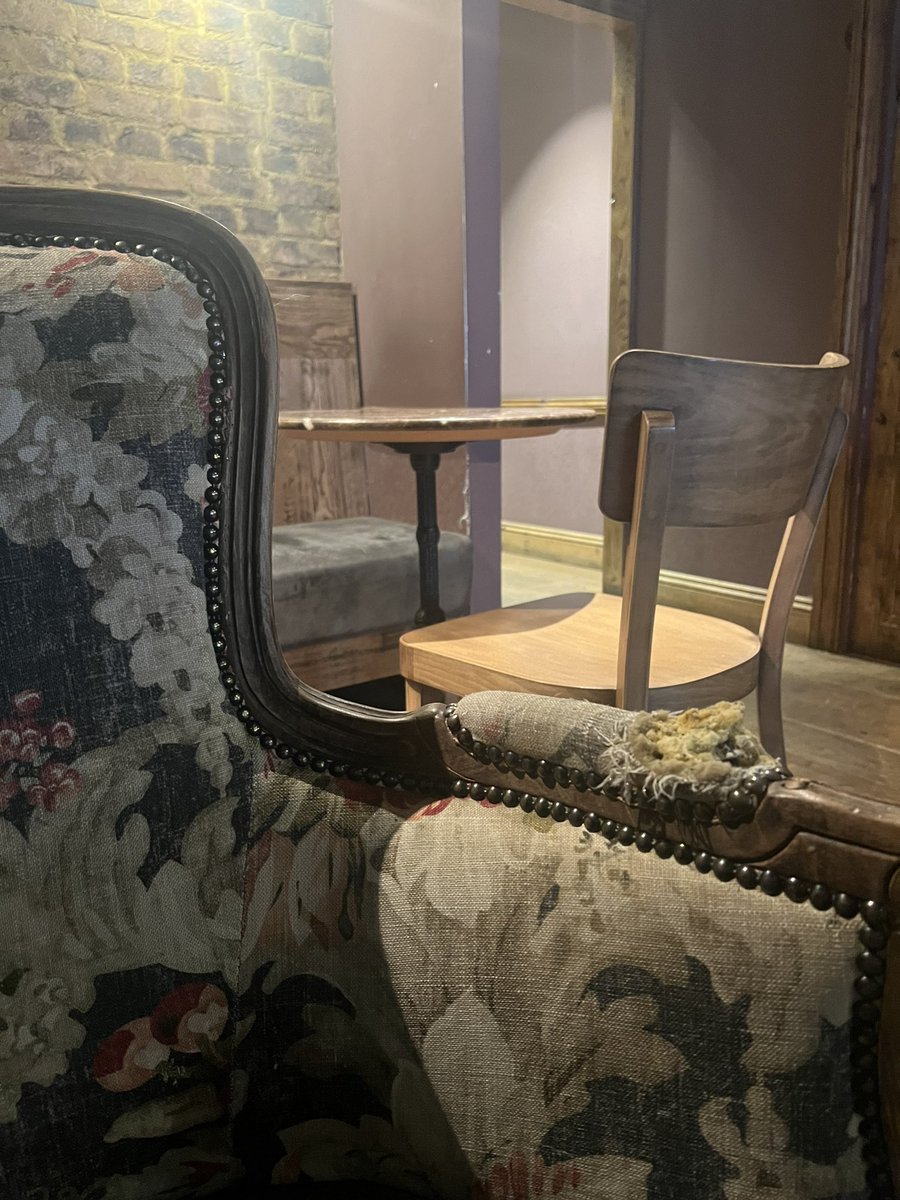 PurplTulipa's tweet photo. @_CaffeNero_ By far my favourite chain cafe in the U.K., but wonder if you neglected to give my local branch some TLC . There are many coffee shops to chose from on East Finchley high street, your branch here could do with an update https://t.co/5t59qrAw4Q