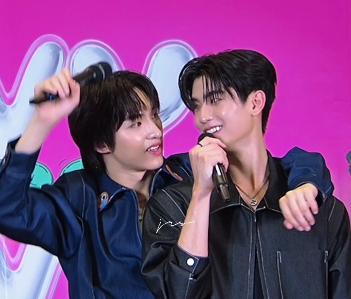 jrsxcvii's tweet image. แงวติดทาสมาก คือกะจะไม่ปล่อยเลยดิ กะจะเกาะอยู่แบบนั้นไม่เดินไปไหนแล้ว  โอ้ยยยยย เอ็นดู ติดสกินชิพพี่เขาเป็นอย่างมากตอนนี้ 
#DevyXthomaskong 
꒰ ⋆ #thomaskong  ; #โทมัสก้อง  ♡ ꒱