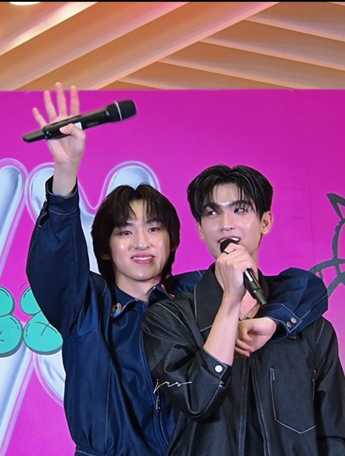 jrsxcvii's tweet image. แงวติดทาสมาก คือกะจะไม่ปล่อยเลยดิ กะจะเกาะอยู่แบบนั้นไม่เดินไปไหนแล้ว  โอ้ยยยยย เอ็นดู ติดสกินชิพพี่เขาเป็นอย่างมากตอนนี้ 
#DevyXthomaskong 
꒰ ⋆ #thomaskong  ; #โทมัสก้อง  ♡ ꒱