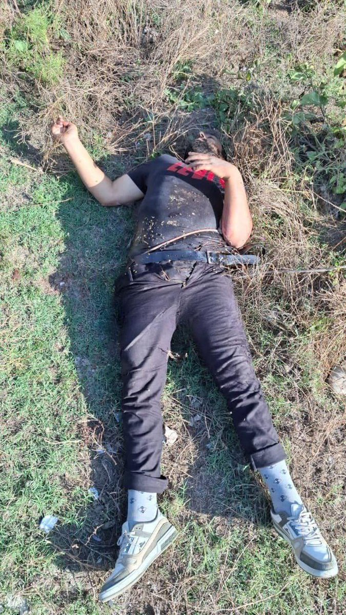 ZafarA71464's tweet photo. Sopore Baramulla
#IN_PIC
An unidentified mujahideen was martyred in a gunfight with security forces in Watergam, Rafiabad.
More details awaited
Allah accept shahadat https://t.co/7lsNsHb1ZL