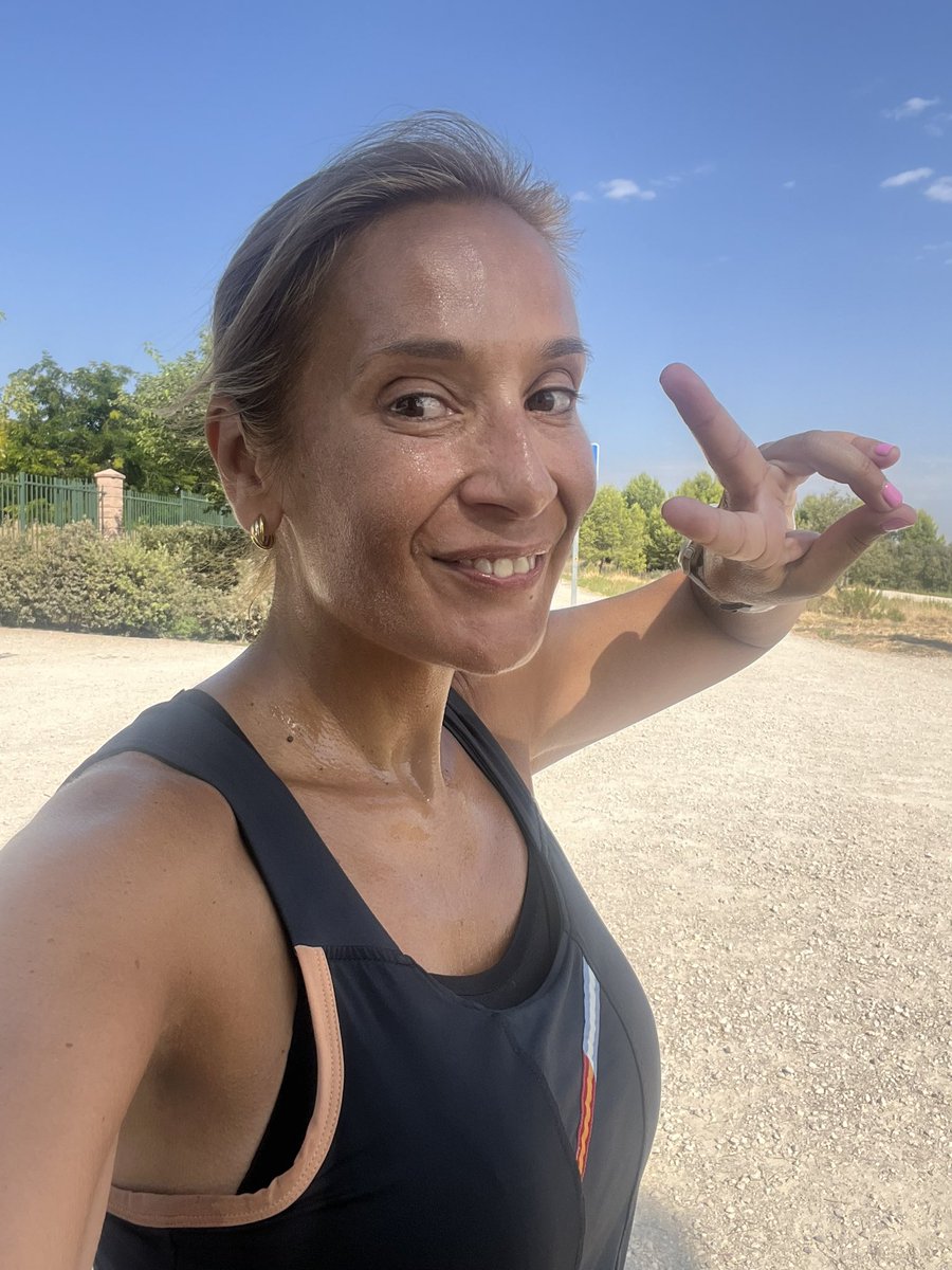 rocio_burgos's tweet photo. Hoy me he hecho una tirada de 22 kms siguiendo las órdenes, digo, el plan de entrenamiento de @club_tigers 😂 Estoy muy orgullosa de mí misma, camino a @ChiMarathon Al menos, voy a intentarlo 💪❤️🏃🏼‍♀️🐢 https://t.co/bbUy0Lvayl