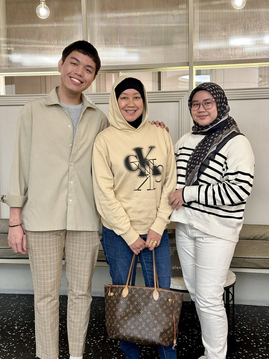 djlinsuriacinta's tweet photo. Selamat berhujung minggu😍✌️dating time dgn anak dara & anak bujang kesayangan #djlin #Aresya #Nazren ❤️ #anakdjlin https://t.co/irczS3wEvP