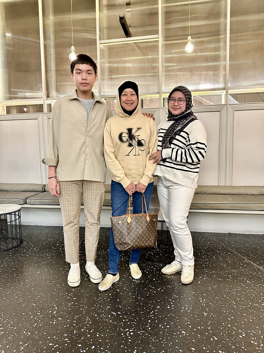 djlinsuriacinta's tweet photo. Selamat berhujung minggu😍✌️dating time dgn anak dara & anak bujang kesayangan #djlin #Aresya #Nazren ❤️ #anakdjlin https://t.co/irczS3wEvP