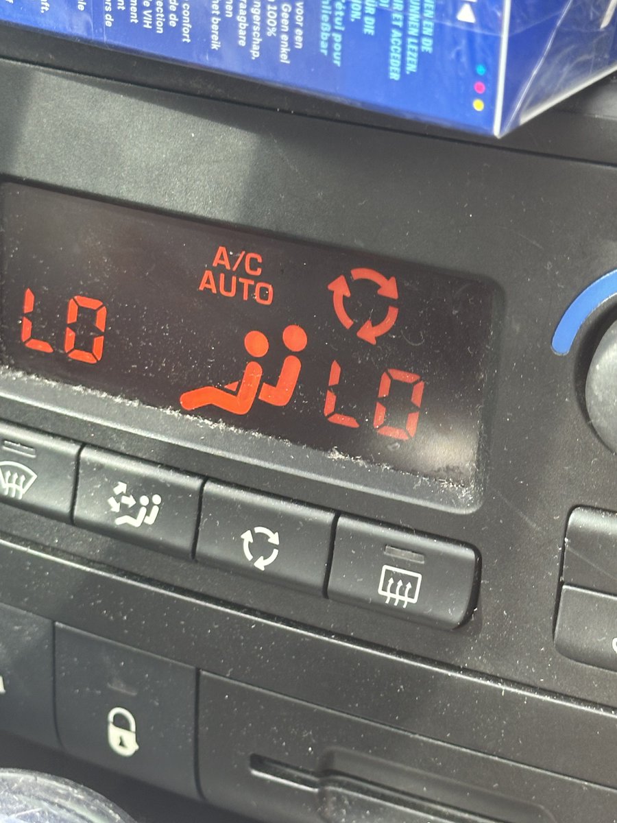 meowkoteeq's tweet photo. told her i farted and she pressed this button with the arrows  what does it mean https://t.co/P27rMZwo0d