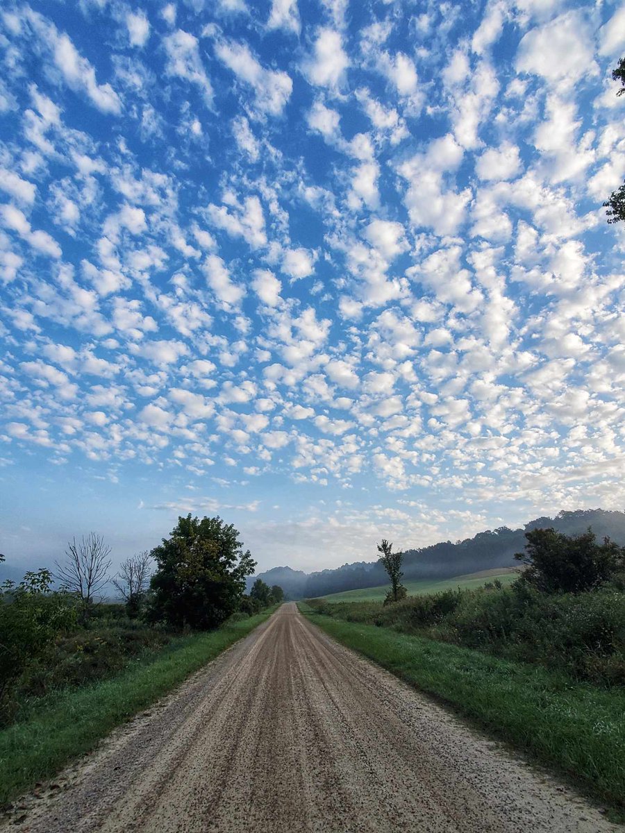 Altocumulus clouds made for a gorgeous sky this morning in Yuba, WI. 😍
Thanks to Jennifer Malphy for the photos. 👍
#wiwx #altocumulus