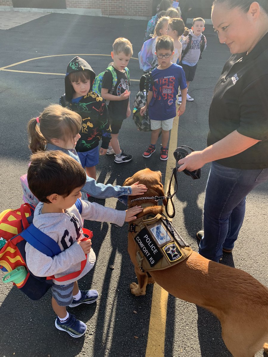 I love starting the day with my kindergarten friends! They rocked the first week with the help of their AMAZING  teachers! Shout out to <a href="/LibertyvilleVOL/">Village of Libertyville</a> police for brining the dog to make us feel calm 🐾 #d70shinyapple