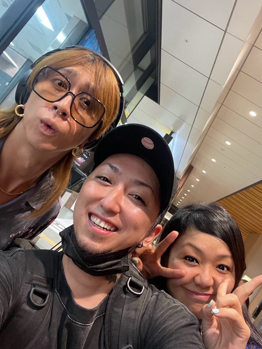 MAHfromSiM's tweet photo. 長崎きた🦾
ぶーやんらしき人とナヲちゃん
@gyakutarou @mth_nao 

明日はみんなでスカジャン💢
おやすみなさい💢 https://t.co/FeXgWpfzOD
