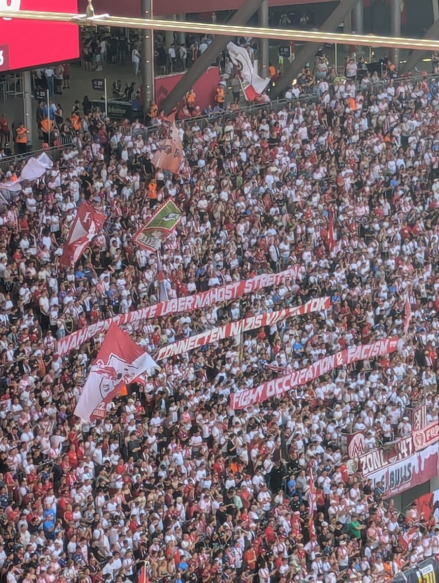 reneloch's tweet image. Banner im RBL-Fanblock: "Während Linke über Nahost streiten, connecten Nazis via TikTok, Fight Occupation &amp;amp; Facism" #RBLBOC