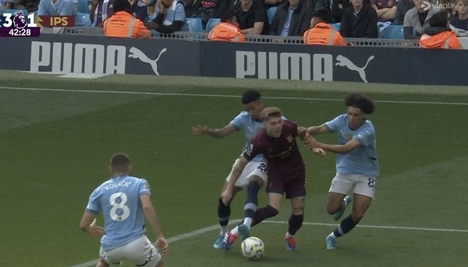 HOW HAVE THEY LOOKED AT THAT AND DECIDED NAH NO PEN ridiculous