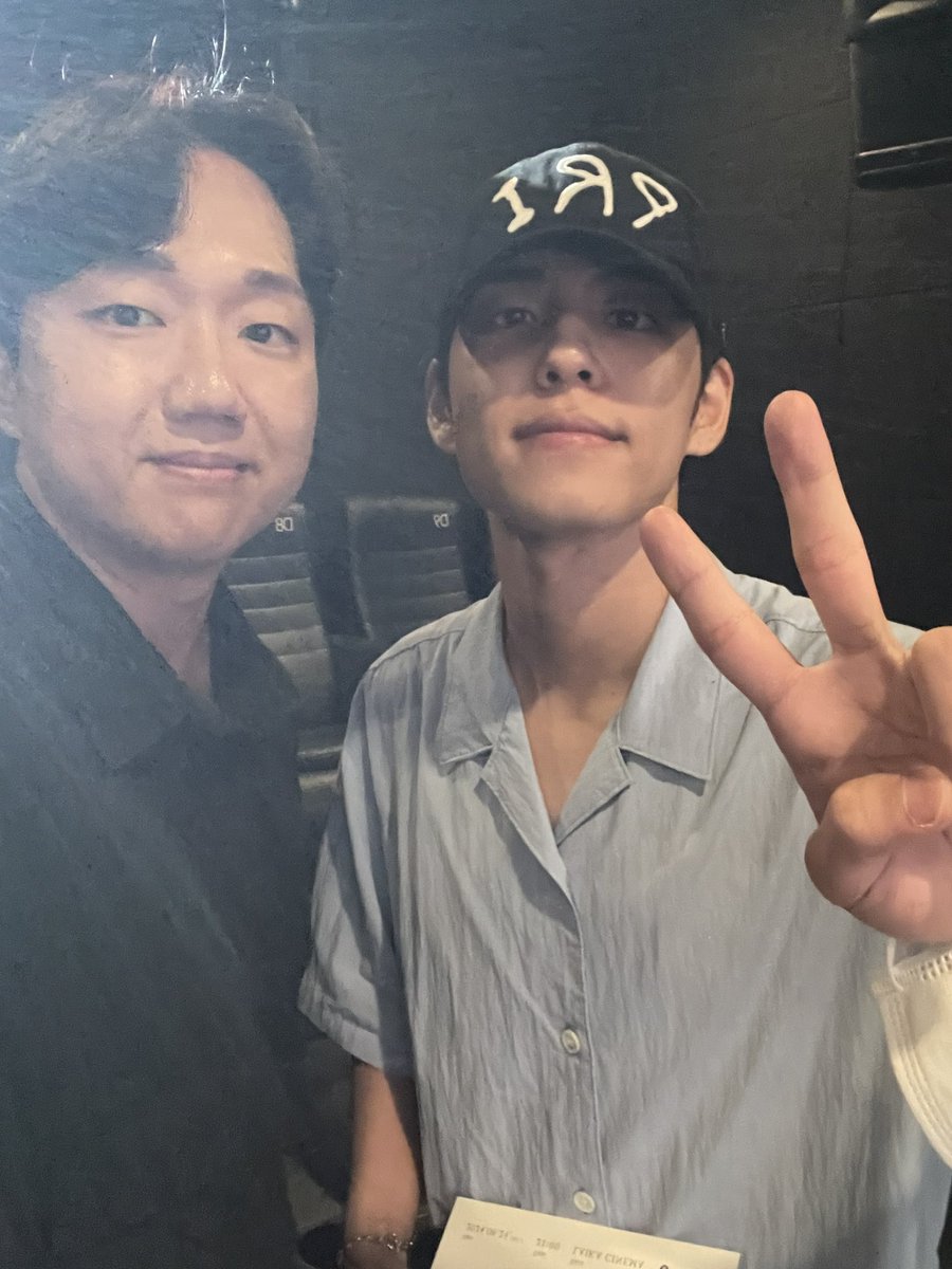 그리고 행사장에서 데이식스 원필 씨를 만났다. 이름을 말하며 인사했더니 잘 안다며 입을 막고 깜짝 놀라셔서 황송한 기분🥹 솔로 1집 너무 좋아했단 얘기하며 ‘행운을 빌어 줘’ 듣고 얼마나 짠했는지 모른다고 하니 깔깔깔 터지심.