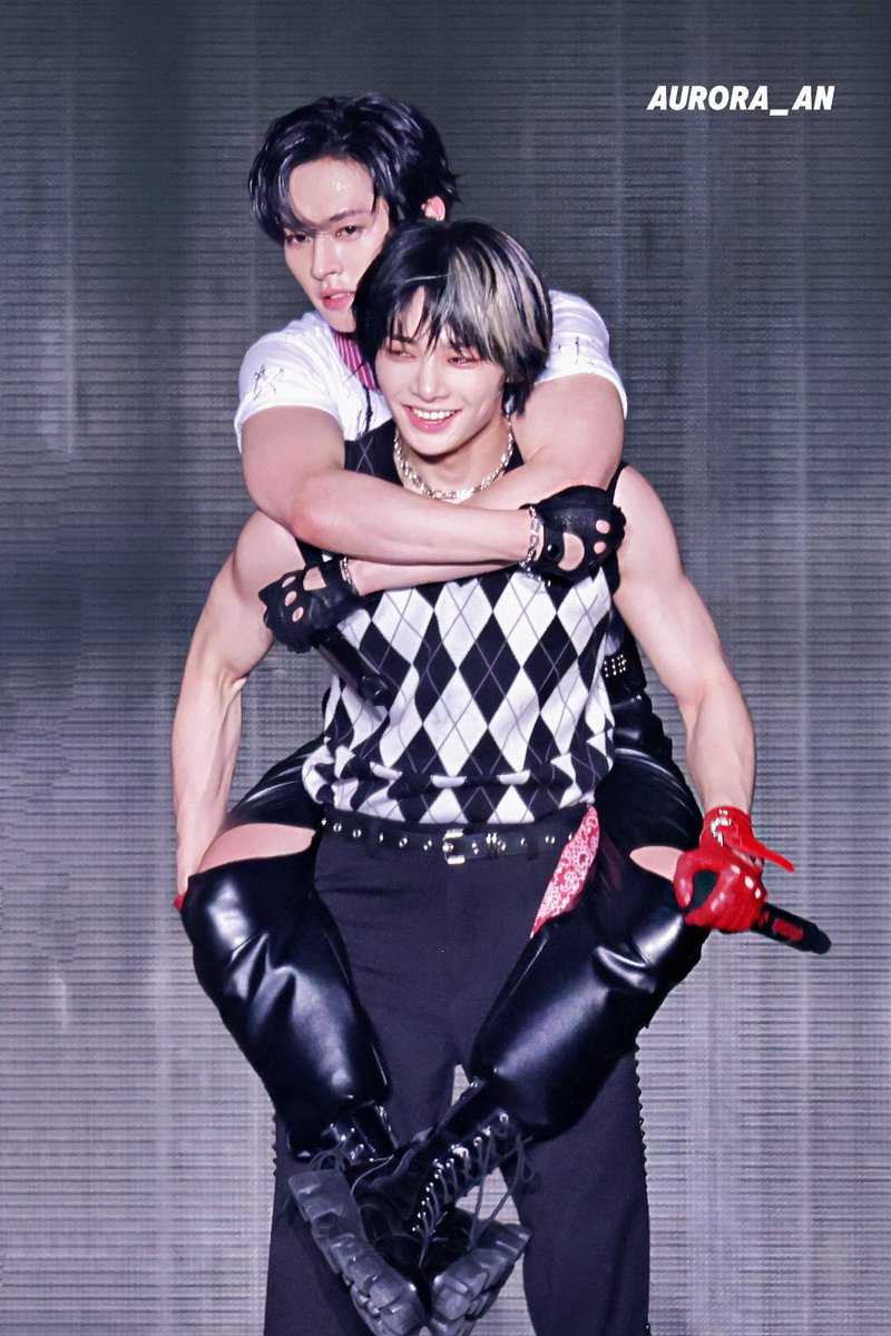 staysday6's tweet photo. both of their muscles in this photo...😭😭 https://t.co/qJ2pgNDFr9