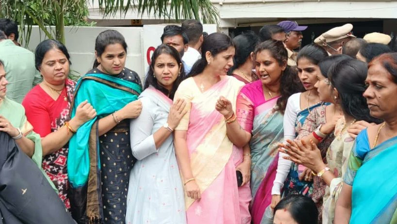 niveditha_BRS's tweet photo. 👉ముఖ్యమంత్రి రేవంత్ రెడ్డి మహిళా ఎమ్మెల్యేలకు వెంటనే క్షమాపణ చెప్పాలి.

చట్టాన్ని గౌరవిస్తూ మేము మహిళా కమిషన్ ముందుకు వస్తే, మా నాయకురాళ్లపై మహిళా కాంగ్రెస్ నాయకురాళ్లు దాడి చేసిన ఘటనను నిరసిస్తూ. మా వాళ్లపై జరిగిన దాడిపై కూడా మహిళా కమిషన్ చర్యలు తీసుకోవాలి అని కోరడం జరిగింది. https://t.co/Ql1kgFrLeY