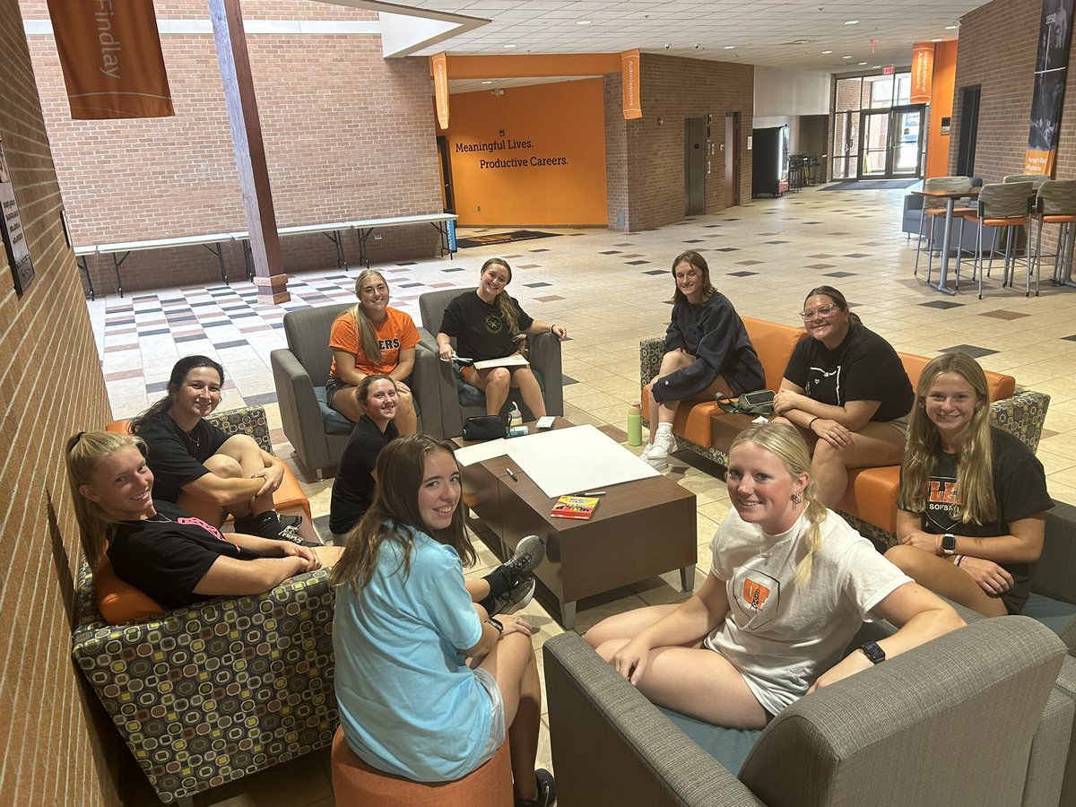 UFOilerSoftball's tweet photo. A wonderful start to team day
Focusing on CULTURE and CORE VALUES #allweneed https://t.co/tkhC3WUnUk