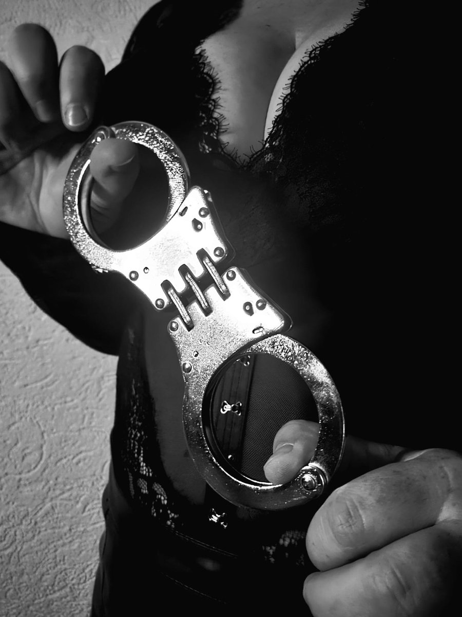 MeesteresLouise's tweet photo. Stevige handboeien zijn een must.
Niet die speeltjes met bont.
Hier kom je niet zomaar uit!
X
#boeien #vastbinden #politiehandboeien #bdsm #femdom #femdomnl https://t.co/m49tcBWpx3