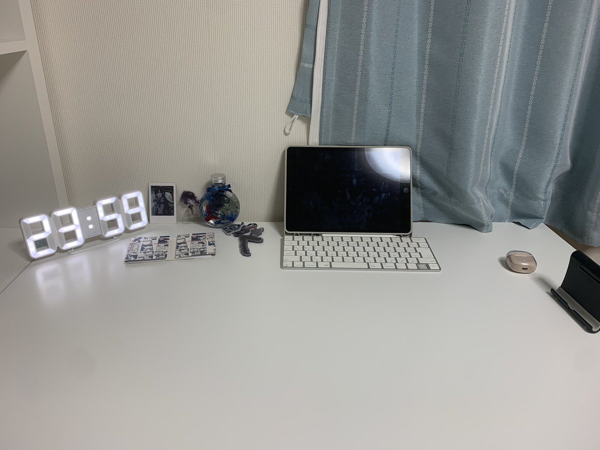 Madostudy's tweet photo. 友達と通話してる時に推しを勉強机の目の前に置いておくと見守られてる感あって幸せだしモチベ上がるよって言われたから実行！ https://t.co/51pJR2zRM2