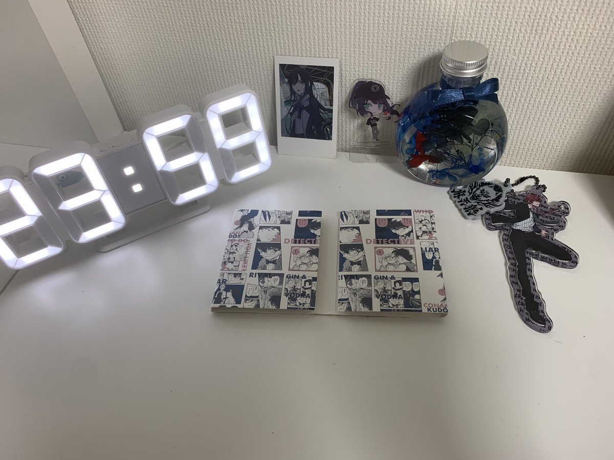 Madostudy's tweet photo. 友達と通話してる時に推しを勉強机の目の前に置いておくと見守られてる感あって幸せだしモチベ上がるよって言われたから実行！ https://t.co/51pJR2zRM2