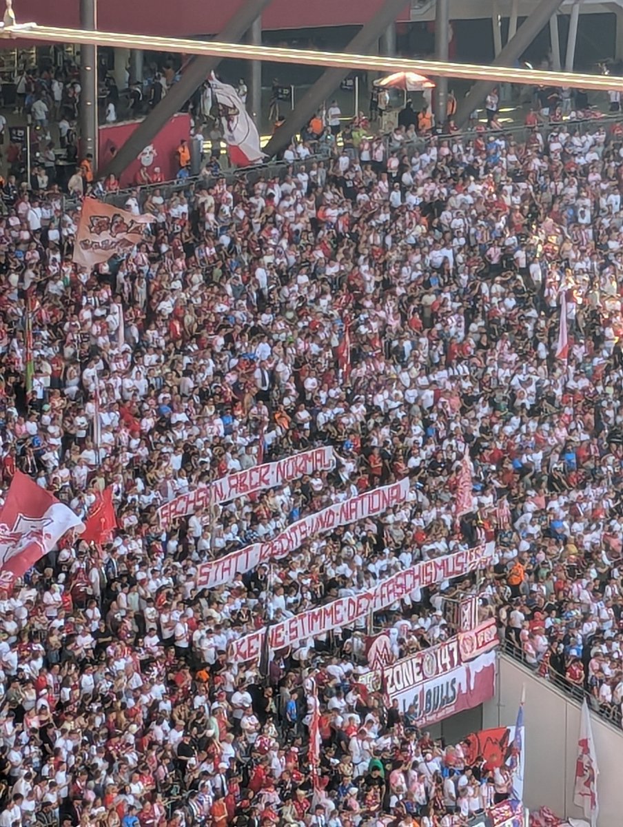 reneloch's tweet image. Und noch ein politisches Statement im RBL-Block: "Sachsen, aber normal, statt rechts und national, keine Stimme dem Faschismus" #RBLBOC