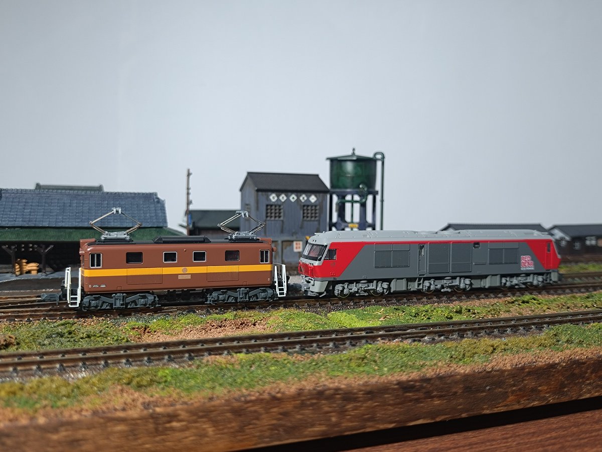 take7700gh5fs's tweet photo. ED453×DF200❕2023年、ある日の鉄道貨物博物館20周年記念行事❕三岐鉄道丹生川駅前の鉄道貨物博物館では昨年多くのイベントが開催されました。 #マイクロエース #ED453 #TOMIX #DF200 #鉄道貨物博物館 #モジュールレイアウト #ジオラマ #Nゲージ #鉄道模型 #模型撮り鉄 https://t.co/kYH8GRGKmU
