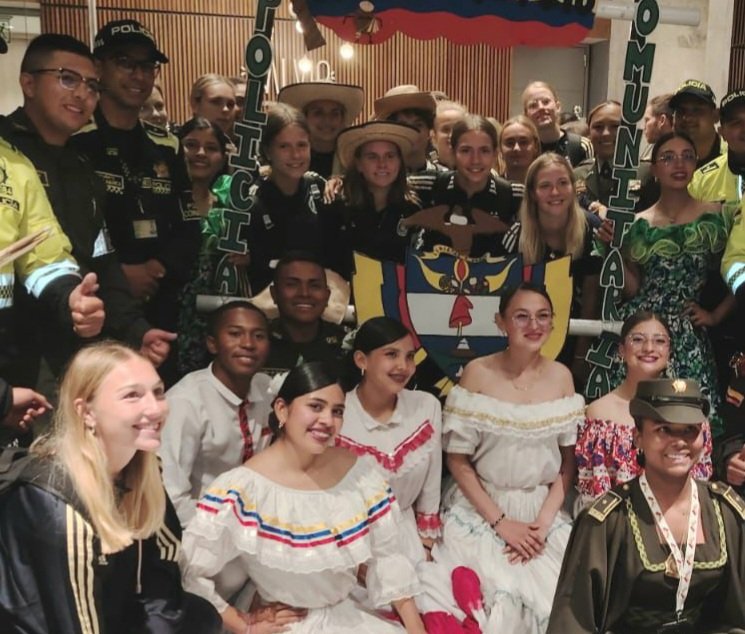 EmbAlemaniaCOL's tweet photo. ¡Un gusto tener ya a nuestras futbolistas en #Bogotá para participar en el mundial de fútbol femenino Sub-20 que organiza Colombia, gracias por recibirlas. ¡Y ojalá el encuentro contra la selección cafetera sea apenas en la final! Esperamos su apoyo en el #EstadioDeTecho. https://t.co/y6gw71cCi6