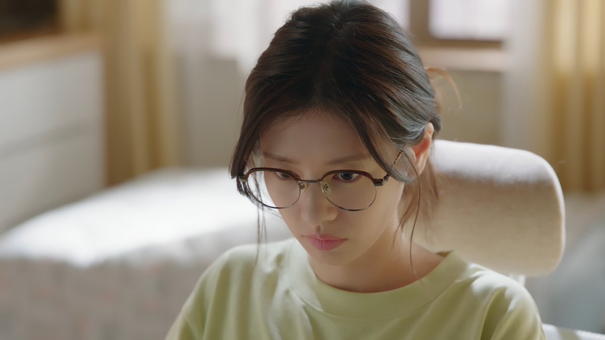 kdrama_menfess's tweet image. •KDM• 🔥love next door 🔥 
pesona cewek programmer yang jago coding