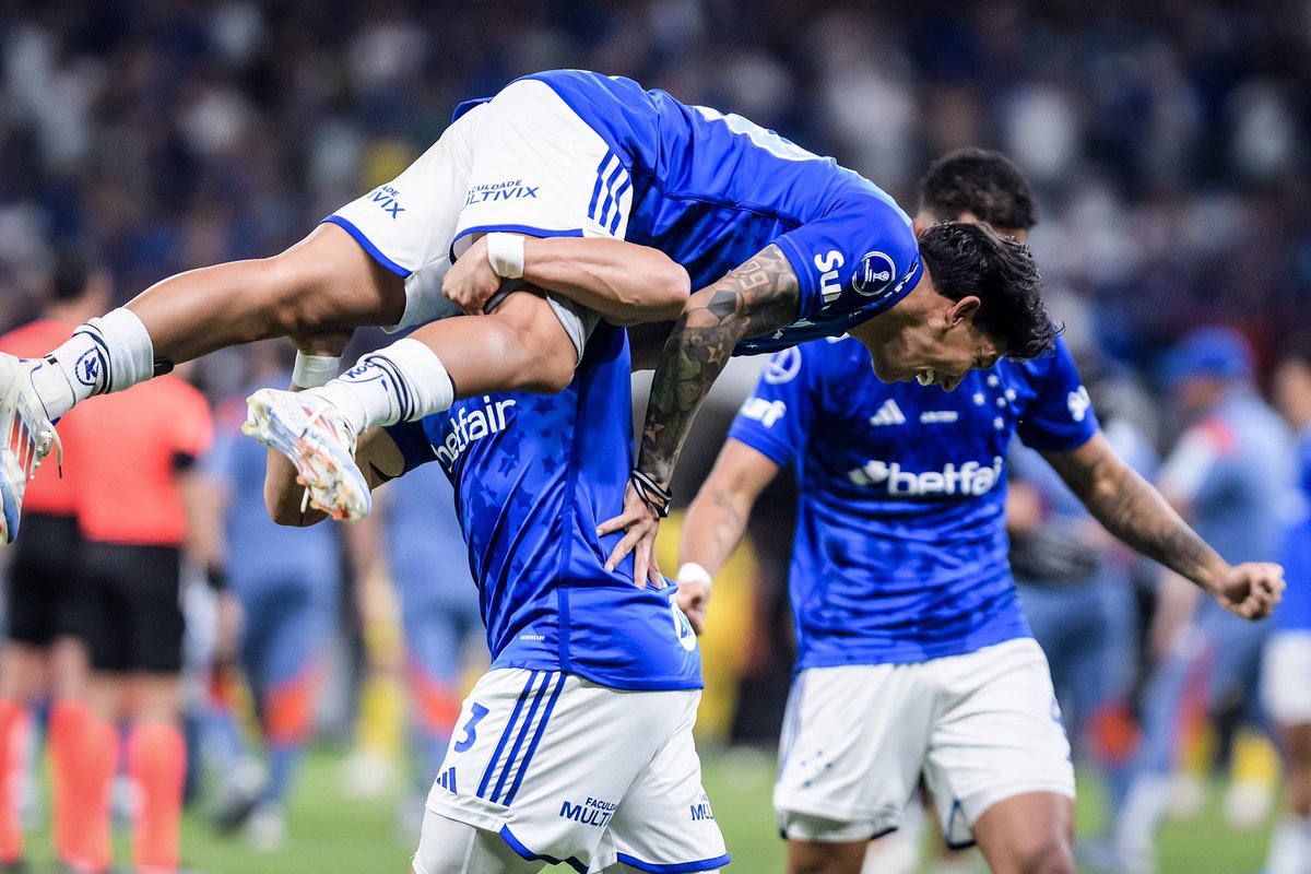 Cruzeiro's tweet photo. Seguimos motivados e unidos! 👊 Nosso próximo desafio é neste domingo, contra o Internacional, no Estádio Beira-Rio. 

📸 @ggaleixo https://t.co/q7ocJuMWtF