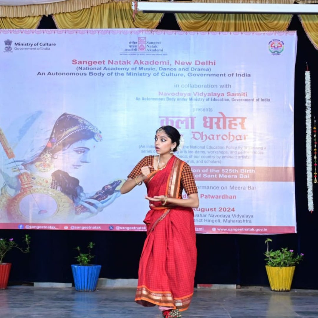 sangeetnatak's tweet photo. The stunning images captured at the workshop and the captivating dance performance of Meera Bai by Arundhati Patwardhan were highlights of #Event16 in the #kaladharohar series, organized by Sangeet Natak Akademi, New Delhi, at PM Shri School Jawahar Navodaya Vidyalaya, Basmathnagar, District Hingoli, Maharashtra.
#music #dance #drama #artist #culture #folk #SangeetNatakAkademi #maharashtra