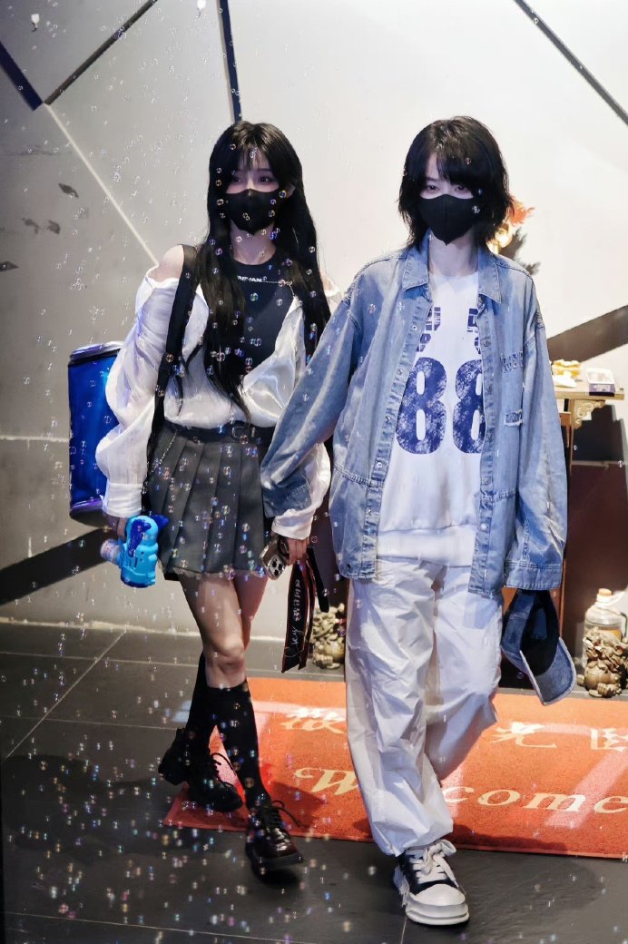 wkuwsf1's tweet photo. So far this is the best tour &amp; duet stages for #ftcy
1. Today songs are good &amp; both of their voice sounds stable &amp; great
2. I noticed Yunjie is very clingy, protective &amp; possessive in this tour. Tiancao being playful on stage but jy keeps pulling. Jy being gentleman as always https://t.co/RjkRQYsOVk