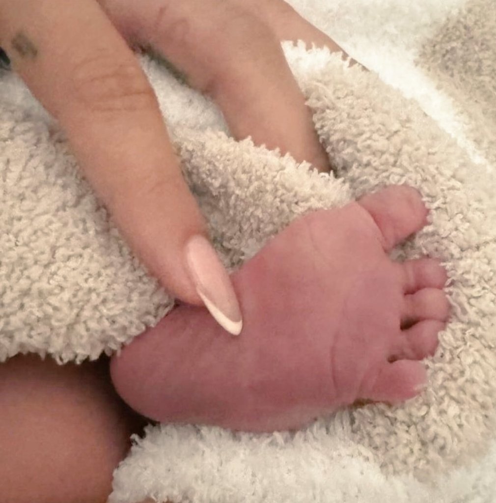 Justin bieber and Hailey bieber's love story

From the start until they welcomed their baby boy - A thread